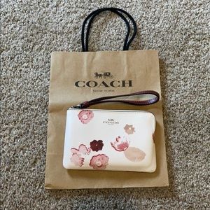 Coach corner zip wristlet half tone floral new